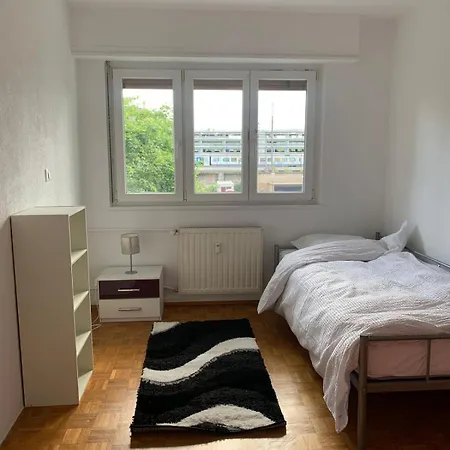 Apartment En Face De La Gare De St-louis