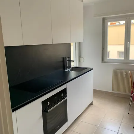 Apartment En Face De La Gare De St-louis *