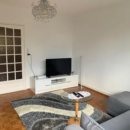 Apartment En Face De La Gare De St-louis *